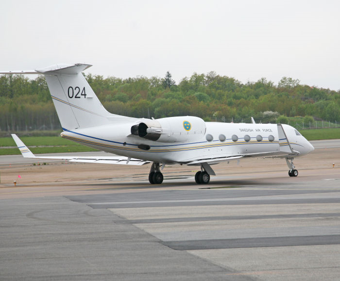 Swedeforce 24 är en Gulfstream IV, har FV-nr 102004 och är även den fotograferad på Bromma Flygplats. Planet har plats för 12 passagerare och fyra mans besättning. Foto: Gunnar Åkerberg.