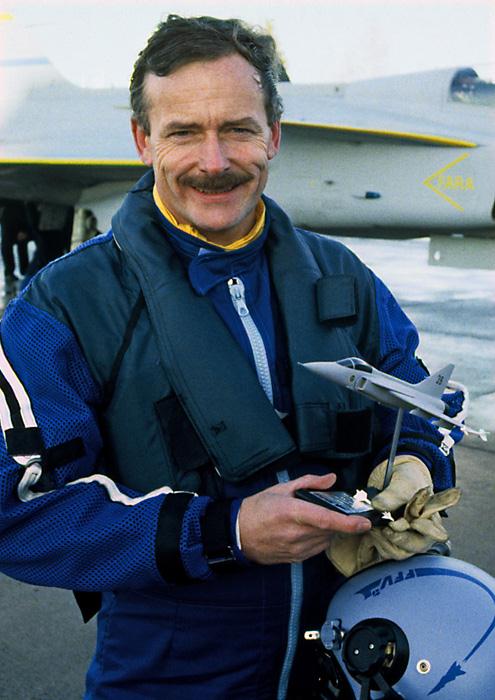 Första flygningen med JAS 39 Gripen 39-1 genomfördes av Stig Holmström den 9 december 1988. Foto: Saab.