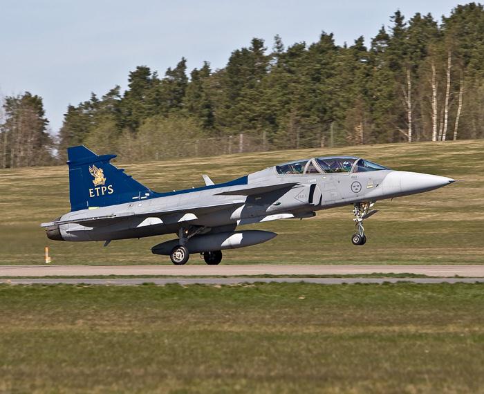 Brittiska provflygarskolan Empire Test Pilot School kommer två gånger per år till Sverige för att flyga Gripen – Här ”Blue Lady” med EPTS logo på den blåmålade fenan. Foto: Gunnar Åkerberg