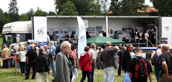 SFF:s utställningstrailer var mycket välbesökt. Christer Persson från medlemsservice och hans medhjälpare sålde SFF-prylar och böcker för ansenliga summor. Foto: Gunnar Åkerberg.