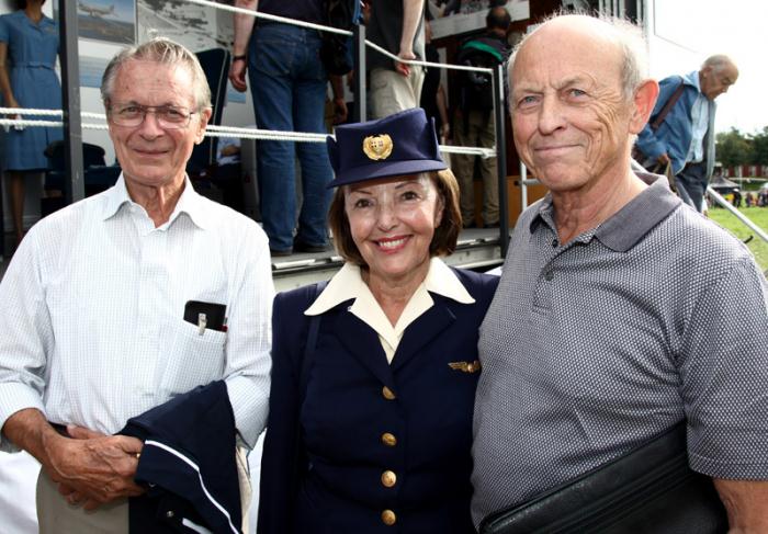 Fd. SAS medarbetarna Hans och Reidun Boëthius (den senare iförd SAS flygvärdinneuniform av stiligt äldre snitt) här tillsammans med Flygande Veteraners ordförande Gert Jönelid. Foto: Gunnar Åkerberg.