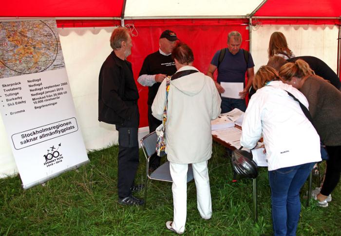 Många flygfestivalbesökare hörsammade KSAK:s ordförande, Rolf Björkmans vädjan om att skriva på uppropet för en allmänflygplats i Stockholmsregionen. Foto: Gunnar Åkerberg.