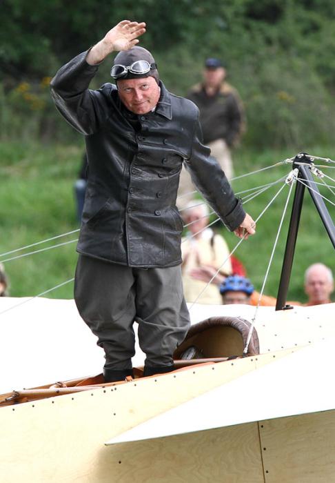 Mikael Carlson tar emot jublet från publiken efter en av sina flygningar under Stockholm flygfestival – tack för showen Mikael! Foto: Gunnar Åkerberg.