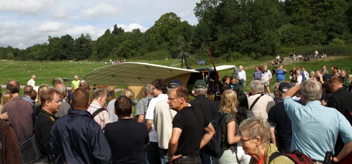 Många ville titta närmare på Teknisk museets Blériot XI/Thulin A - och den djärve flygaren… Tekniska museets intendent Chris Hinchcliffe var starter och hjälpte även Mikael med montering av flygplanet och andra sysslor under helgens flygningar tillsamman med Mikaels fru Gunilla Carlson. Foto: Gunnar Åkerberg.