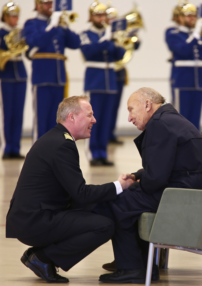 Sven-Olof Olson och nuvarande Flygvapenchefen, Carl-Johan Edström togs i samband med Vingexamen på Flygskolan 2016 då Sven-Olof var inbjuden som gäst och man uppmärksammade att det var 70 år sedan han tog sin examen. Foto: Gunnar Åkerberg.