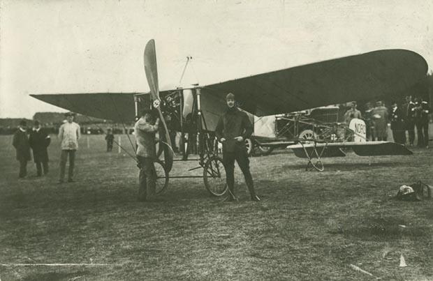 Carl Cederström flyger på Ladugårdsgärde med sin Bleriot XI kallad ”BilBol”