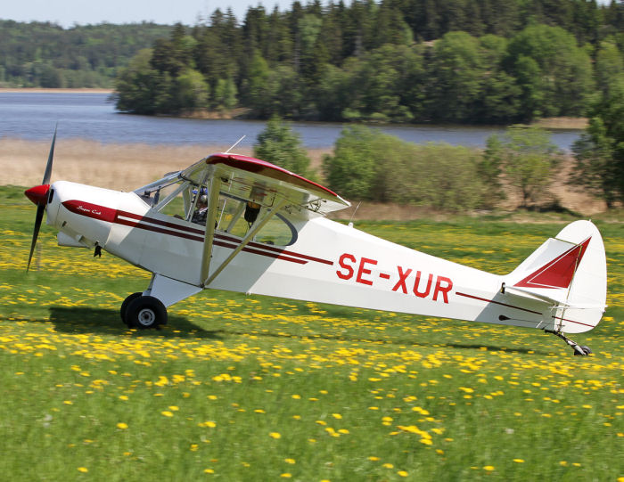 Mera Piper Cub på Håtuna, denna gång en Piper PA-18-90 Super Cub. Foto: Gunnar Åkerberg