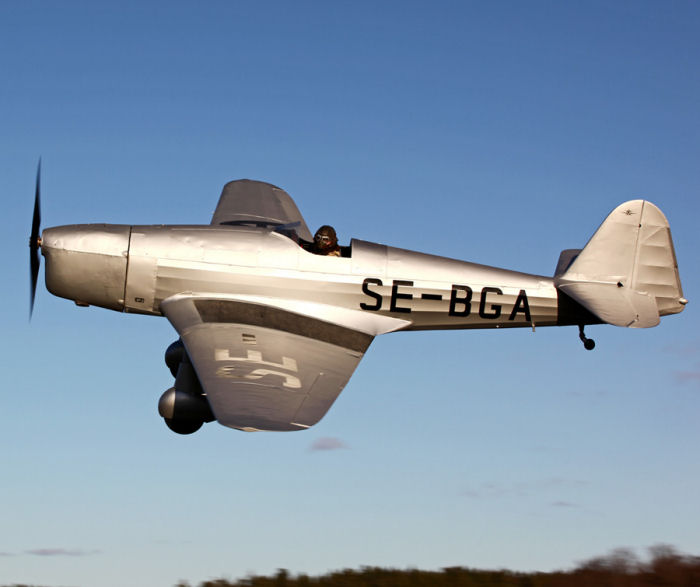 Håkan Wijkanders läckra Klemm Kl 35D SE-BGA i ny civil målning, flygs av Niclas Amrén på bilden. Foto: Gunnar Åkerberg