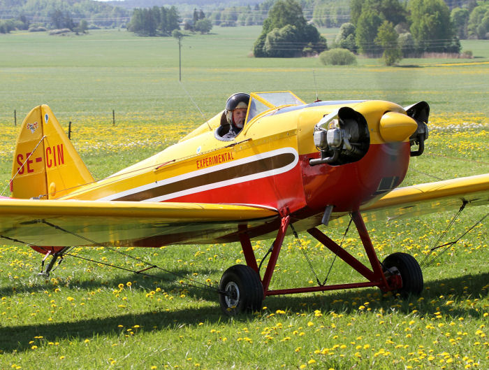 Träffen är öppen för alla kärror, men endast historiskt intressanta flygplan samt flygplan försedda med sporrhjul, eller -skopa, är välkomna att landa. Övriga besökare är välkomna land- eller sjövägen. Parkering i trädgården eller i hagen. Foto: Gunnar Åkerberg.