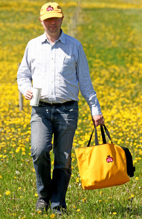 Lars Tolkstam från Örebro besökte Håtunaträffen 2010 med de senaste accessoarerna ur Piper Cub-kollektionen – inhandlat på Piperfabriken förstås! Foto: Gunnar Åkerberg