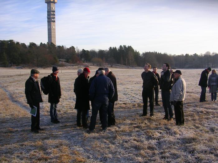 Arrangörerna tillsammans med Mikael Carlson och representanter från Kungliga Djurgårdens förvaltning inspekterade området på Ladugårdsgärdet mellan Tekniska Museet och Borgen där flyguppvisningarna planeras. Foto: Bernt Olsson.