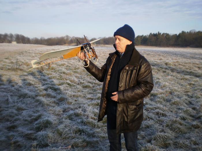 Mikael Carlson på Gärdet med Mats Johanssons (flygande) modell av Bleriot XI. Foto: Steve Jernströmer.