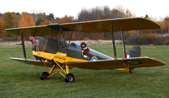 Henrik Lundh i sin Tiger Moth, SE-AMY, på Skå-Edeby den 26 oktober 2011. Foto: Gunnar Åkerberg