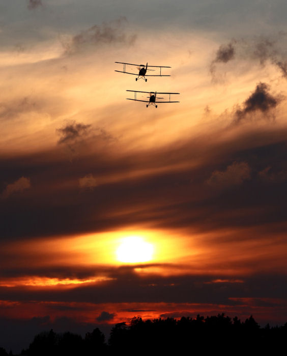 Stämningsfylld solnedgång över idylliska Skå-Edeby flygfält. Foto: Gunnar Åkerberg