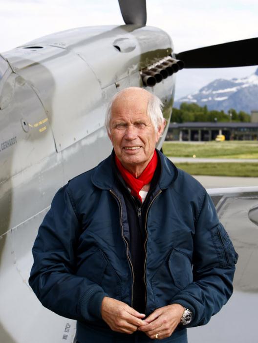 Bertil Gerhardt i Bodö den 14 juni 2008. Bertil gjorde inget väsen av att han tillbringat ungefär 6 timmar i luften inklusive ett par uppvisningar och ett stort antal mellanlandningar på vägen till Bodö - enkel resa, för ETT uppvisningspass på ca 10 minuter...! Foto: Gunnar Åkerberg.