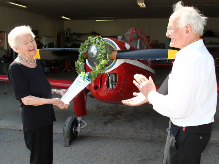 Ilsabe Bratt tillsammans med Kjell Ahlberg vid Håtuna gård i samband med roll-out den 21 maj 2010. Foto: Gunnar Åkerberg