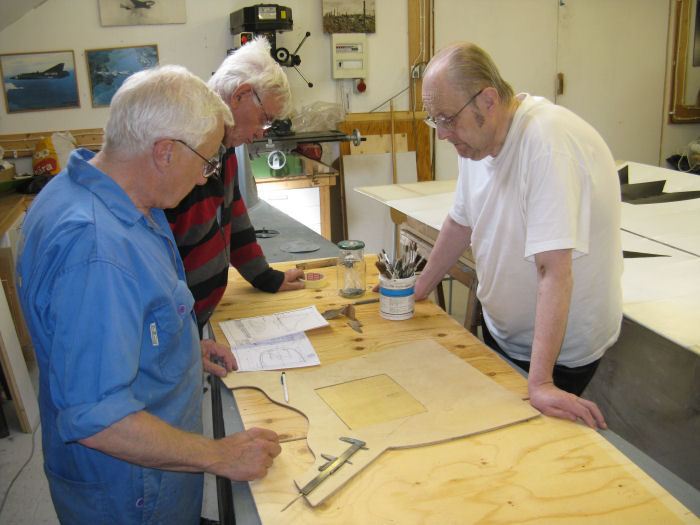 Per Björkner  t.h. tillsammans med Gunnar Granberg och Börje Holmberg i Tullingegruppen med Flygvapenmuseums restaureringsprojekt  jaktflygbåt Macchi M.7 i juli 2012. Foto: Hans Groby.