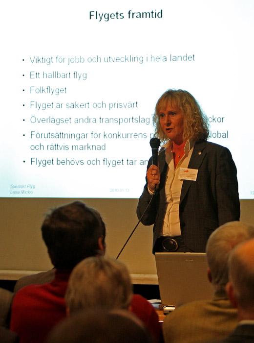 Lena Micko ordförande i föreningen Svenskt Flyg inledningstalar. Foto: Gunnar Åkerberg.