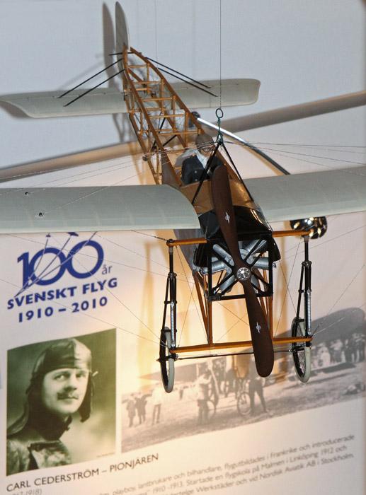 Mats Johanssons fina modell av Thulin A / Bleriot XI hängde i taket ovanför skärmutställningen. Modellen släpps som byggsats i mars 2010. Mer info på www.mjd.se. Foto: Gunnar Åkerberg.