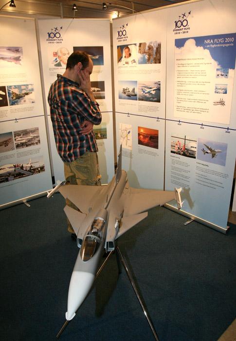 En modell av Jas 39 Gripen var tillfälligt inlånad från Saab speciellt för utställningen på Transportforum. Foto: Gunnar Åkerberg.