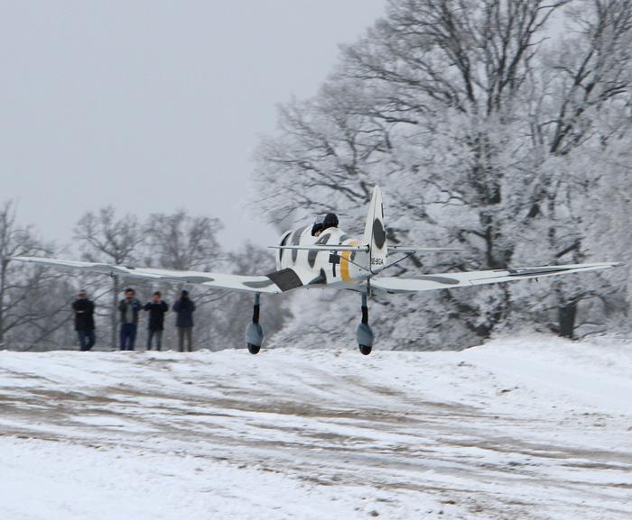 En liten men tapper skara bevittnade den första provflygningen. Foto: Gunnar Åkerberg.