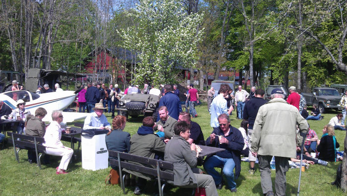 Arrangörerna bjöd som brukligt på ärtsoppelunch som uppskattad intogs i den vackra parken utanför huvudbyggnaden, där även influga flygplan och veteranbilar stod uppställda. Foto: Robert Malmstedt.