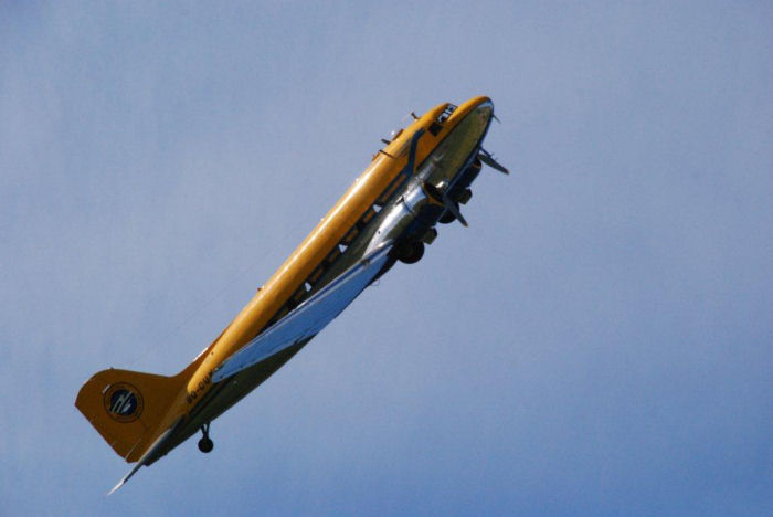 Vallentuna Aviatörförenings DC-3, med Åke Jansson vid spakarna. Foto: Bengt Simson