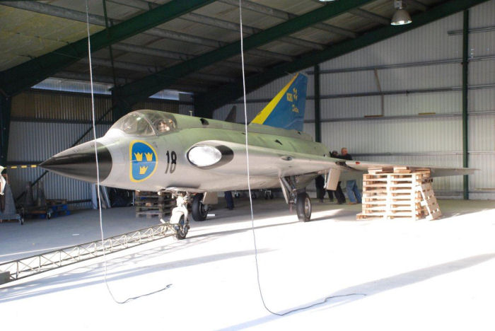 J 35 Draken 35221 transporteras bort från F 18 Tullinge. Ny placering blir Österlens Flygmuseum. 