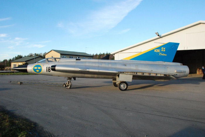 J 35 Draken 35221 transporteras bort från F 18 Tullinge. Ny placering blir Österlens Flygmuseum. 