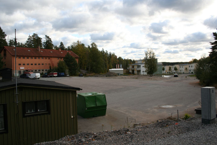 Tullingegruppen har flyttat runt på flottijområdet flera gånger. Nuvarande lokaler finns i tegelhuset till vänster som var flottiljens Säkerhetsmaterialbyggnad. (Säkmat)