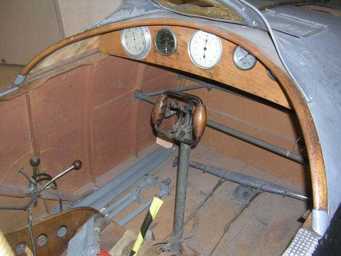 Cockpit modell 21... Flygbåten hade två fasta kulsprutor 8 mm. Man kan se avtryckarna på styrspaken. Foto: Bernt Olsson