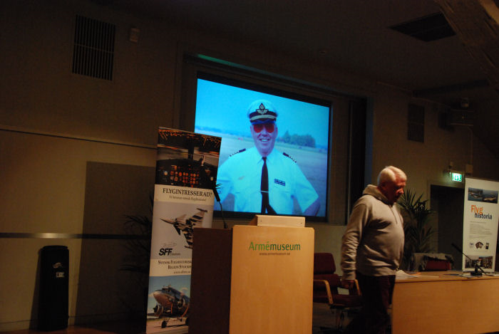 Lennart Berns med bakgrund som officer i Flygvapnet, före detta kanslichef i SFF och  numera SFF arkivchef höll sedan föredrag om Flygande Tunnan- en svensk kallakrigsikon. Foto: Bengt Simson.