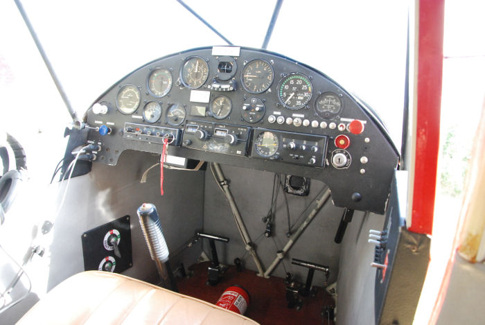 Interiör av cockpit med instrumentbrädan. Foto: Bengt Simson.