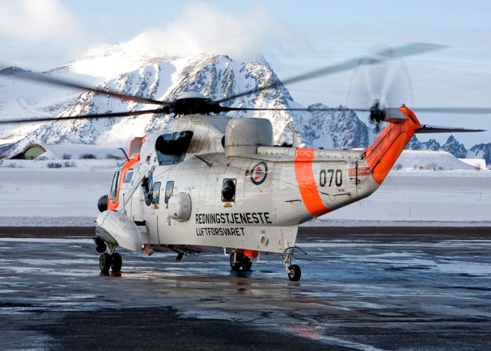 Sea King Mk 43B taxar ut till start på Andøya under övning Cold Response 2007. Foto: Gunnar Åkerberg.