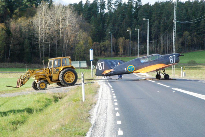 Klemm Kl 35D, SE-AKN, bogseras till flygfältet inför flygningen. Foto: Bengt Simson.