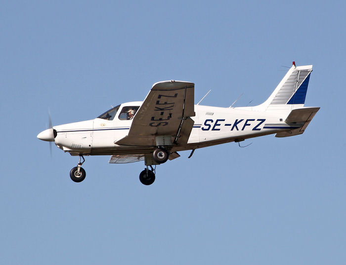 Piper PA28 tillhörande Stockholms Flygklubb på kort final till Bromma. Foto: Gunnar Åkerberg 