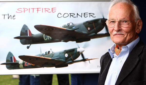 Den före detta Spitfirepiloten i svenska flygvapnet Kjell W Ahlberg fanns i Biltemas monter och var även med som speaker under Bertils Spitfireuppvisning. Foto: Gunnar Åkerberg.