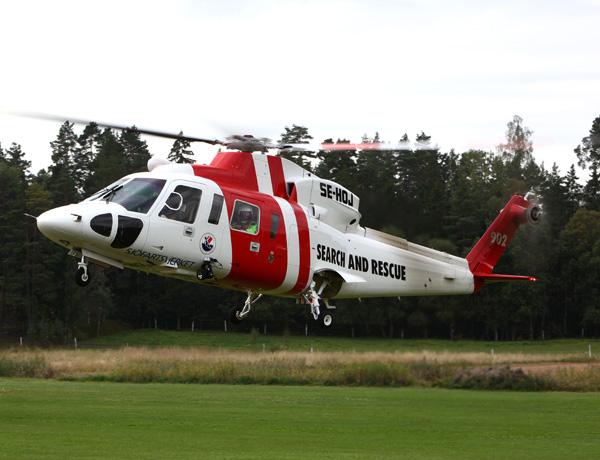 SAR-helikoptern från Norrlandsflyg landar på förmiddagen. Foto: Gunnar Åkerberg.