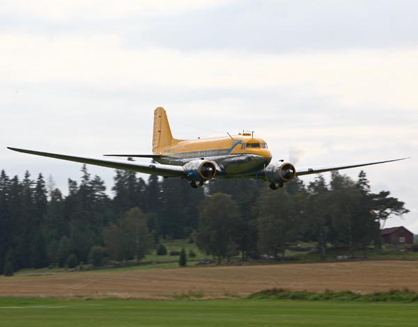 Ingen flygdag i Vallentuna utan att Åke Jansson gör en tryckare över banan med DC-3:an! Foto: Gunnar Åkerberg.