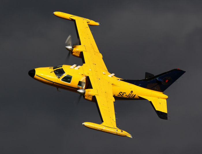 Solen hittade tillfälligt tillbaka när Saab Aerotech demonstrerade målutläggning med en Mitsubishi MU-2. Foto: Gunnar Åkerberg. 