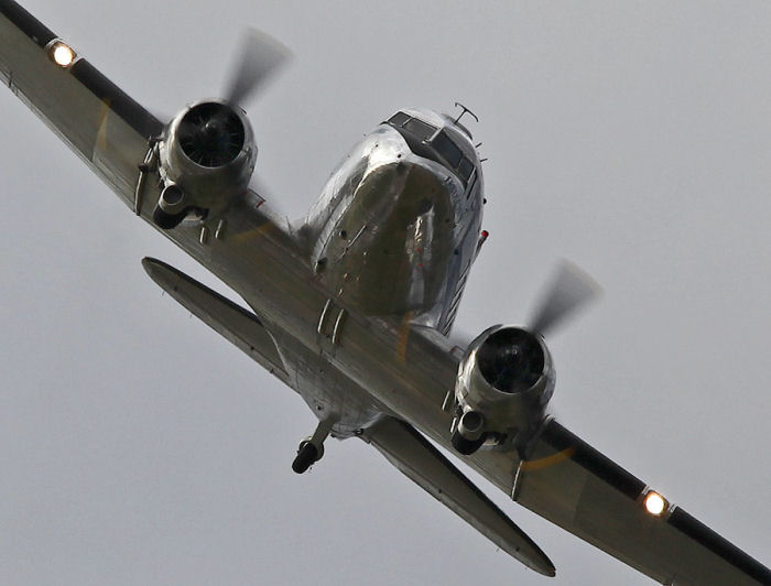 Göran Swenson och Kjell Nordström gjorde en överflygning med Flygande Veteraners Daisy efter starten hem mot Bromma. Daisy blev också slutpunkten för en mycket lyckad jubileumsdag på Skavsta. Ett stort TACK! Till alla inblandade, ingen nämnd - ingen glömd! Foto: Gunnar Åkerberg.