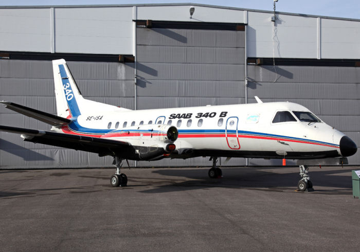 Besökarna hade möjlighet att röra sig på plattan och studera olika flygplan på nära håll, exempelvis denna Saab 340B som används av Flygtekniska skolan vid Skavsta. Foto: Gunnar Åkerberg.  