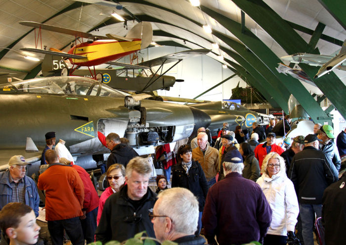 Fullt med besökare i en av museets byggnader, många av dessa passade på att testa museets nya Viggen-simulator. Foto: Gunnar Åkerberg.