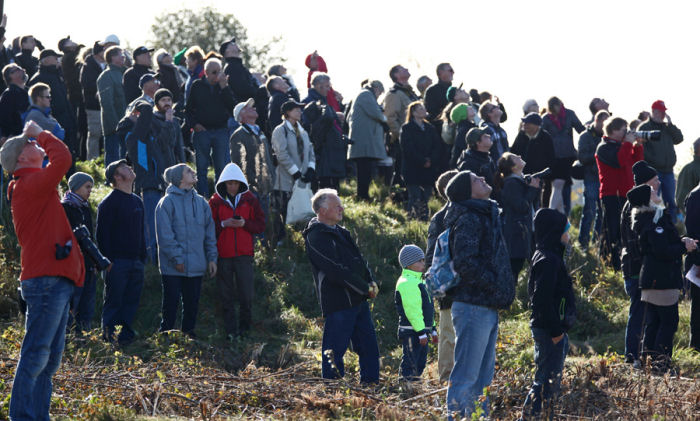 Kanslihöjden var fylld av åskådare som fick njuta av fina flyguppvisningar. Foto: Gunnar Åkerberg.