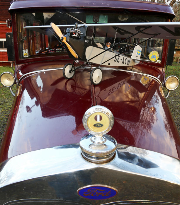 Mats Johanssons modell av Per Widings Pietenpol Aircamper, ”Kajsa” här fotograferad på motorhuven till Leif Källs A-Ford från 1931. Foto: Gunnar Åkerberg