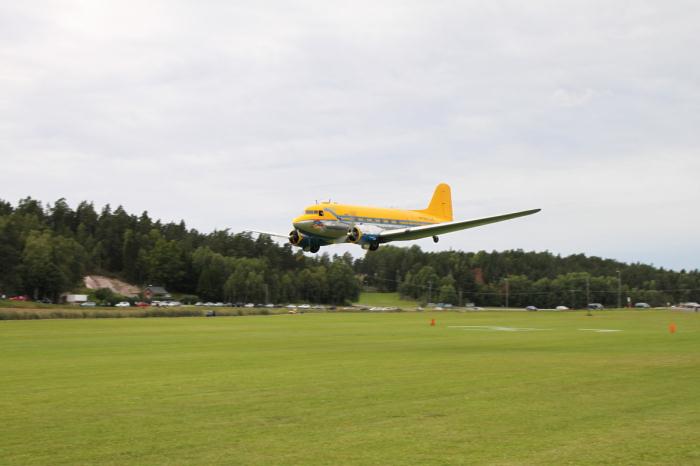 Åke gör en uppskattad tryckare med sin DC-3 Congo Queen över Vallentunafältets gräsbana. Foto: Anders Melin.