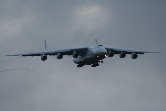 An-225 landar i skymningen på Arlanda. Foto: Hans Groby.