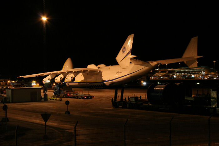 An-225 med lastdörren i nosen uppfälld. Kan maximalt lasta 250 ton! Foto: Hans Groby
