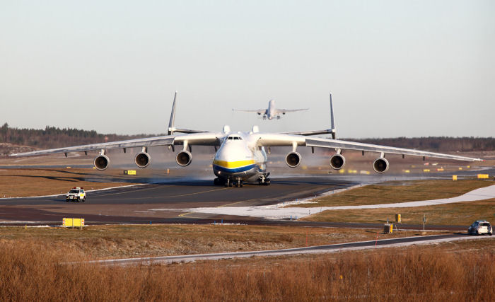 Taxi till bana 01L, SAS Airbus A330 startar i bakgrunden. Foto: Gunnar Åkerberg