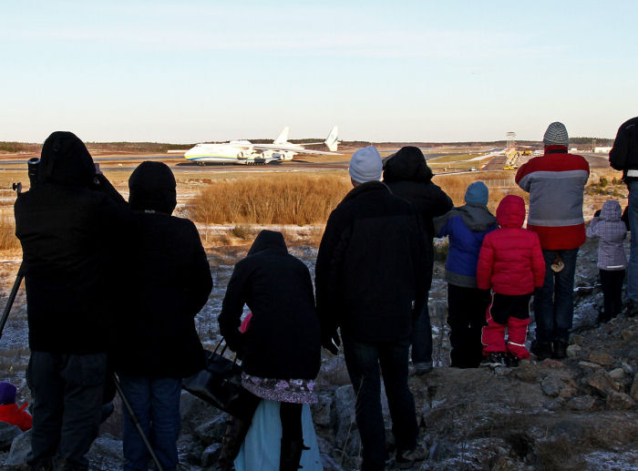Mängder med människor hade sökt sig till Arlanda för att titta på när giganten An-225 lämnade Sverige. Foto: Gunnar Åkerberg
